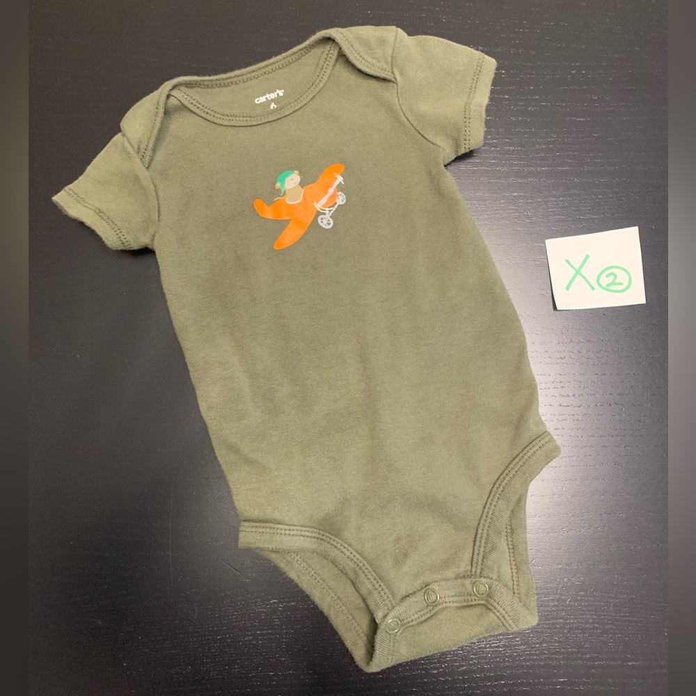⭐️5/$10.00⭐️ Carter’s 6m Green Onesie with Airplane Design